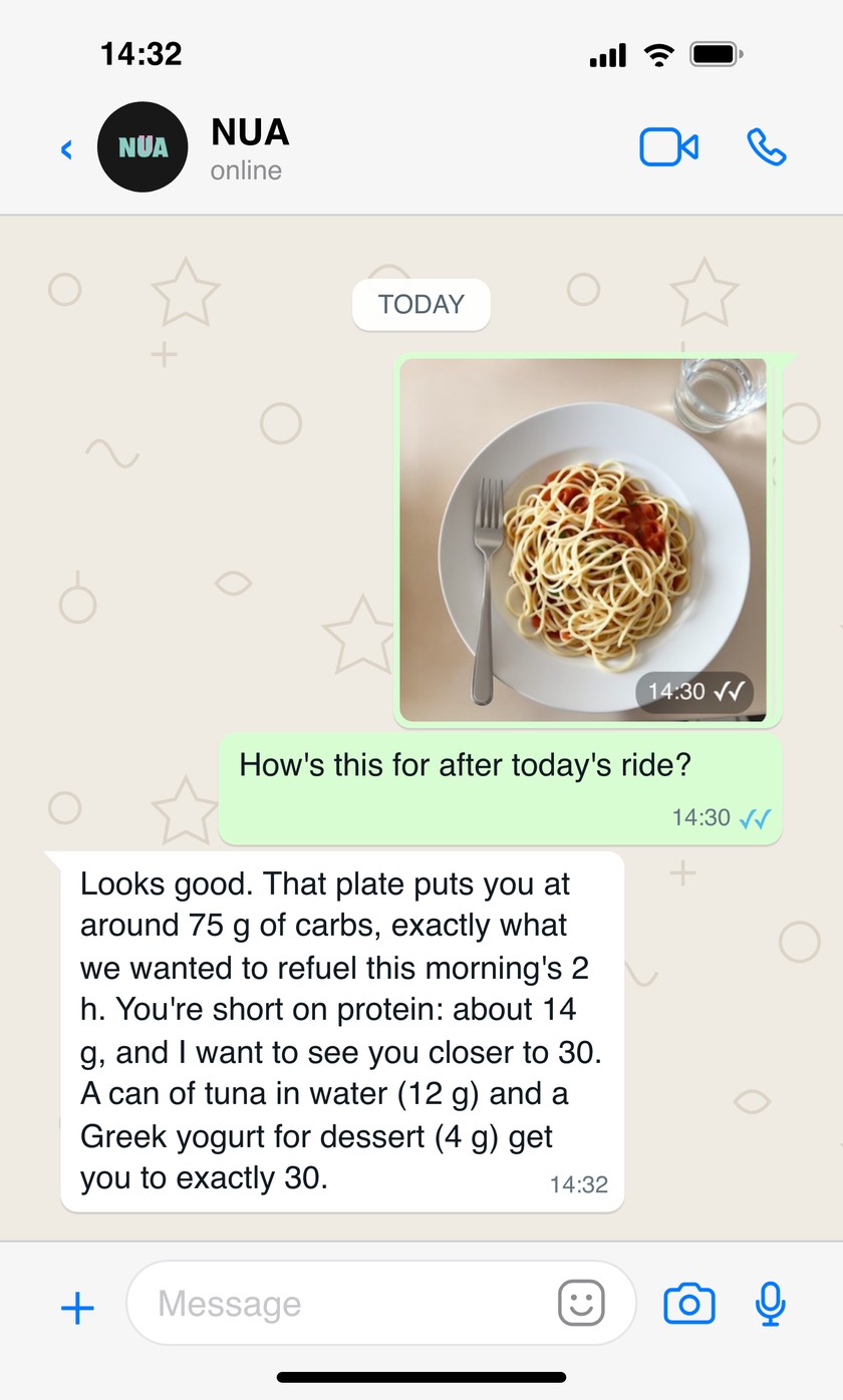 WhatsApp conversation in which the athlete sends a photo of a plate of pasta and NUA replies with the estimated macronutrients and a suggestion to top up the protein