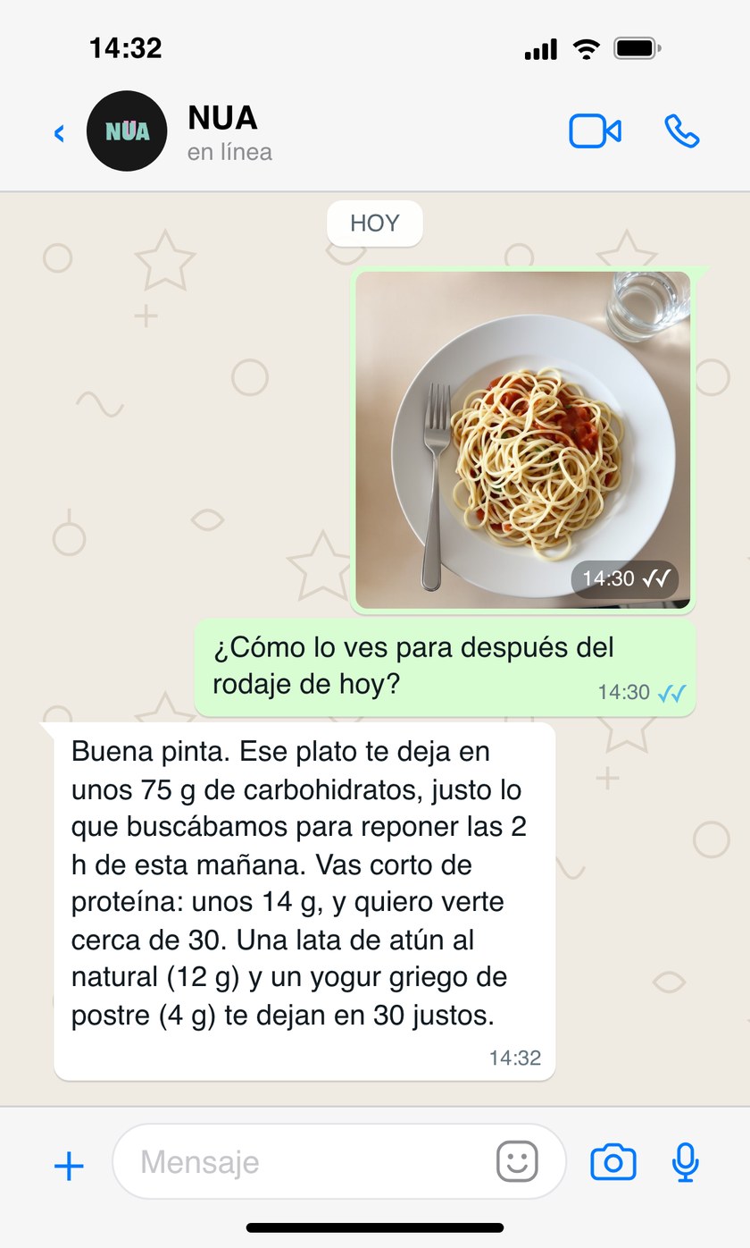 Conversación en WhatsApp donde el atleta envía la foto de un plato de pasta y NUA le responde con los macronutrientes estimados y una sugerencia para completar la proteína