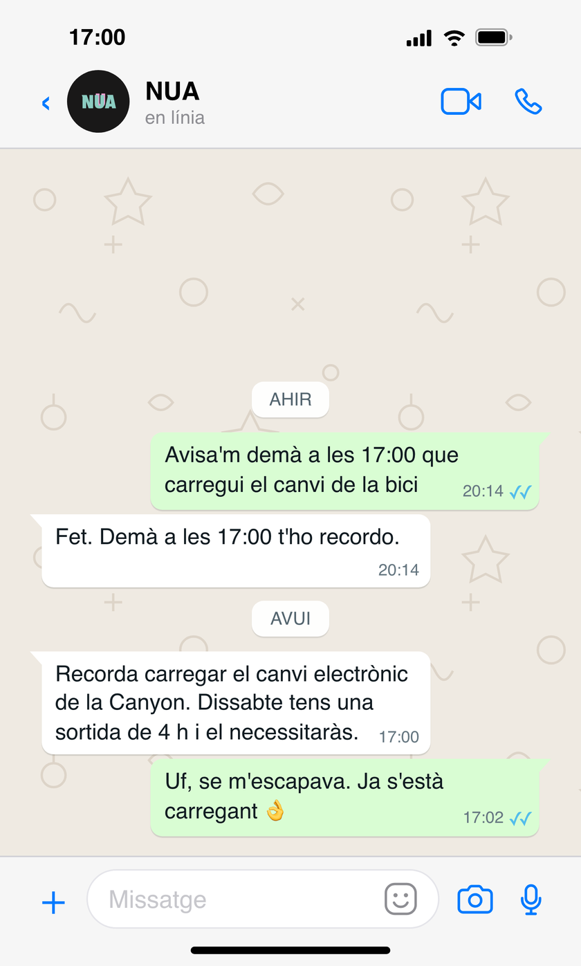 Conversa de WhatsApp on l'atleta demana a NUA un recordatori per carregar el canvi electrònic de la bici, i NUA l'hi recorda l'endemà a l'hora acordada