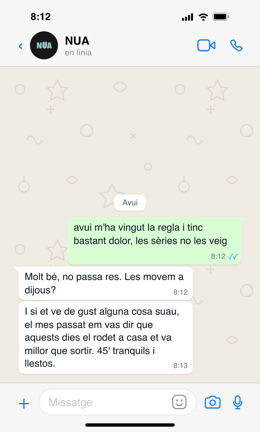 Conversa de WhatsApp on l'atleta explica que li ha vingut la regla i que va amb dolor, i NUA li proposa moure les sèries a dijous i una sessió suau al rodet, recordant el que ella li havia explicat el mes anterior