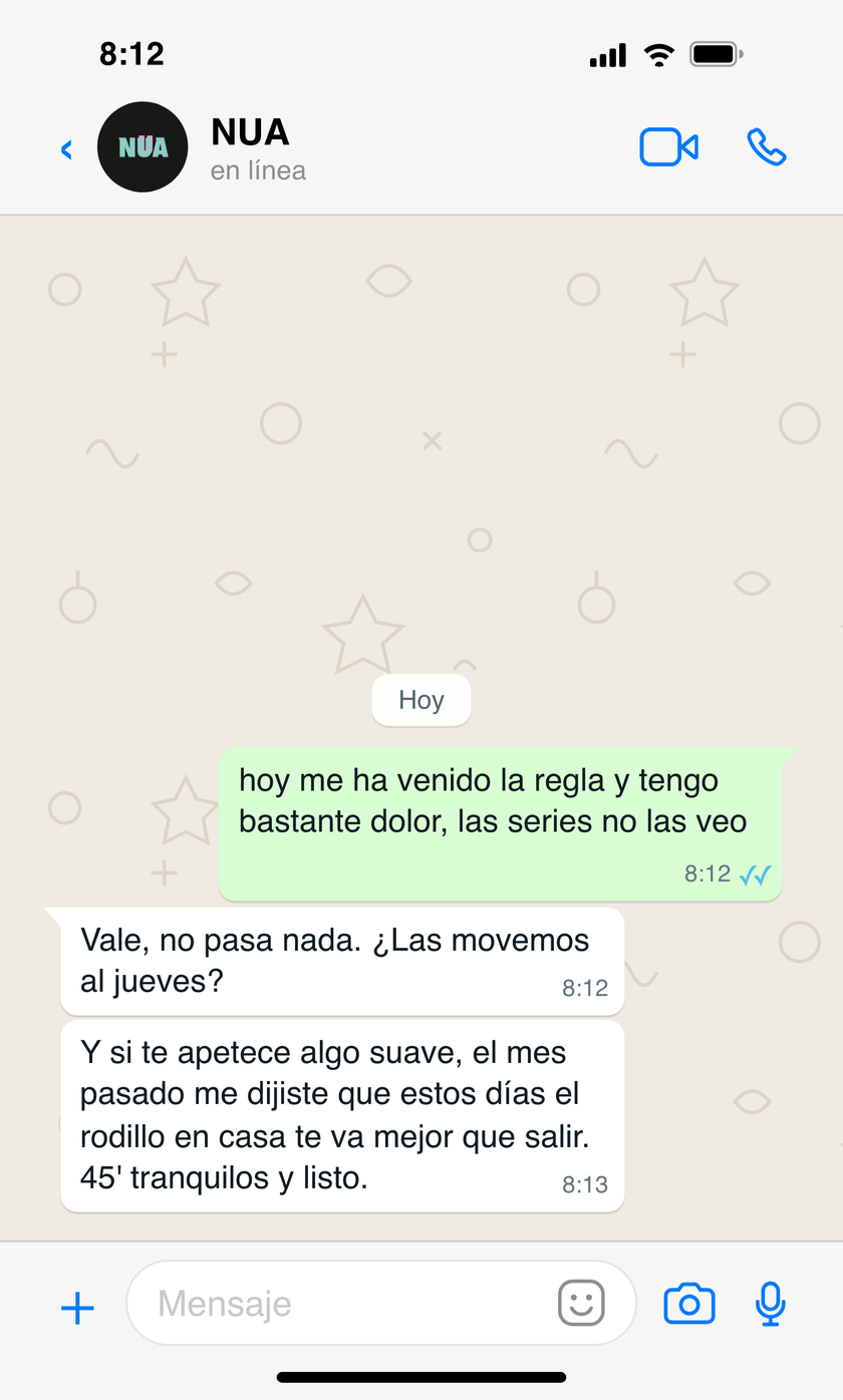 Conversación en WhatsApp donde la atleta cuenta que le ha venido la regla y que va con dolor, y NUA le propone mover las series al jueves y una sesión suave en el rodillo, recordando lo que ella le había contado el mes anterior